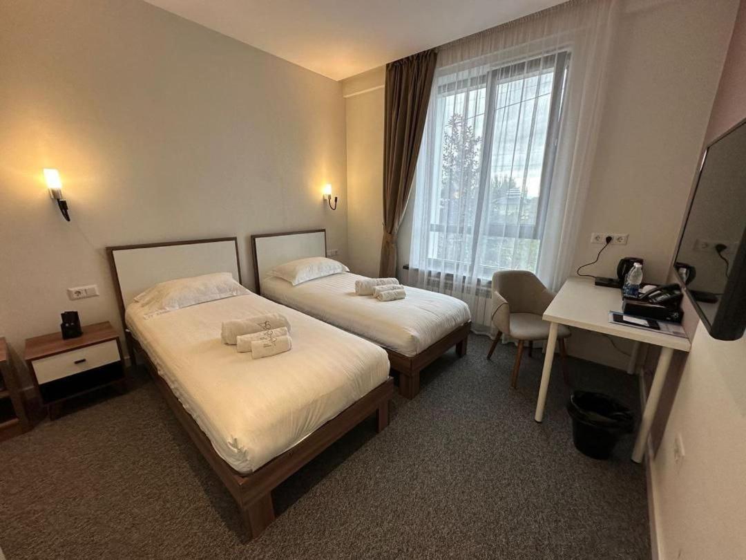 Hotel 78 Cafe Karakol Bagian luar foto